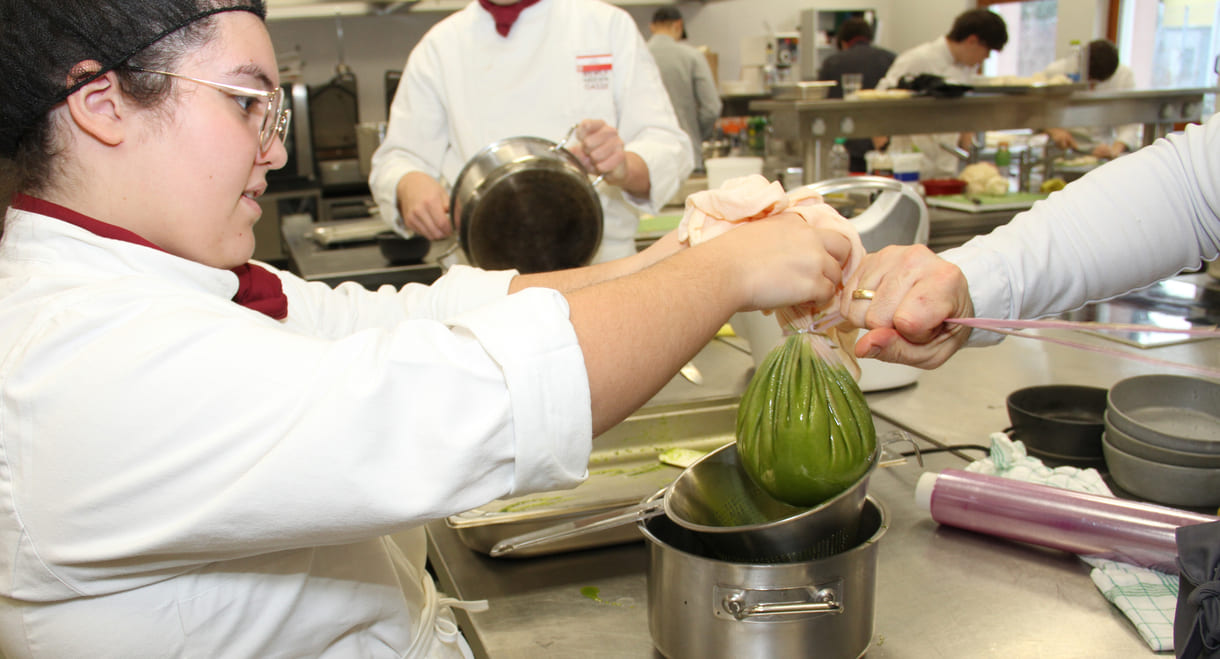 Diese grüne Sauce ist kein Spinat, sondern fein gemixgter Schnittlauch - um daraus Öl zu gewinnen