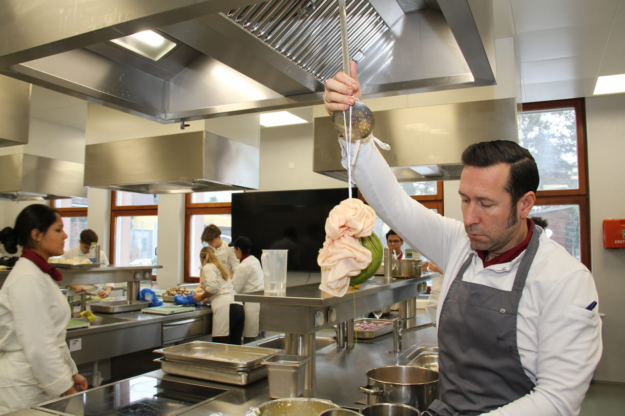 Diese grüne Sauce ist kein Spinat, sondern fein gemixgter Schnittlauch - um daraus Öl zu gewinnen