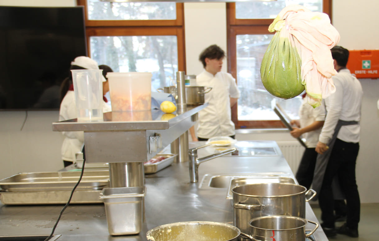 Diese grüne Sauce ist kein Spinat, sondern fein gemixgter Schnittlauch - um daraus Öl zu gewinnen