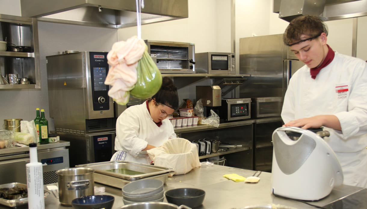 Diese grüne Sauce ist kein Spinat, sondern fein gemixgter Schnittlauch - um daraus Öl zu gewinnen