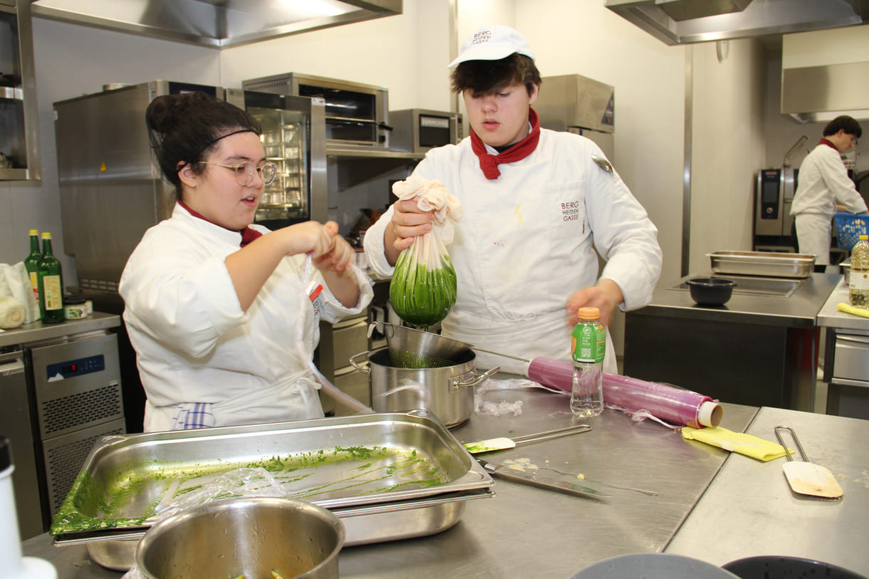Diese grüne Sauce ist kein Spinat, sondern fein gemixgter Schnittlauch - um daraus Öl zu gewinnen