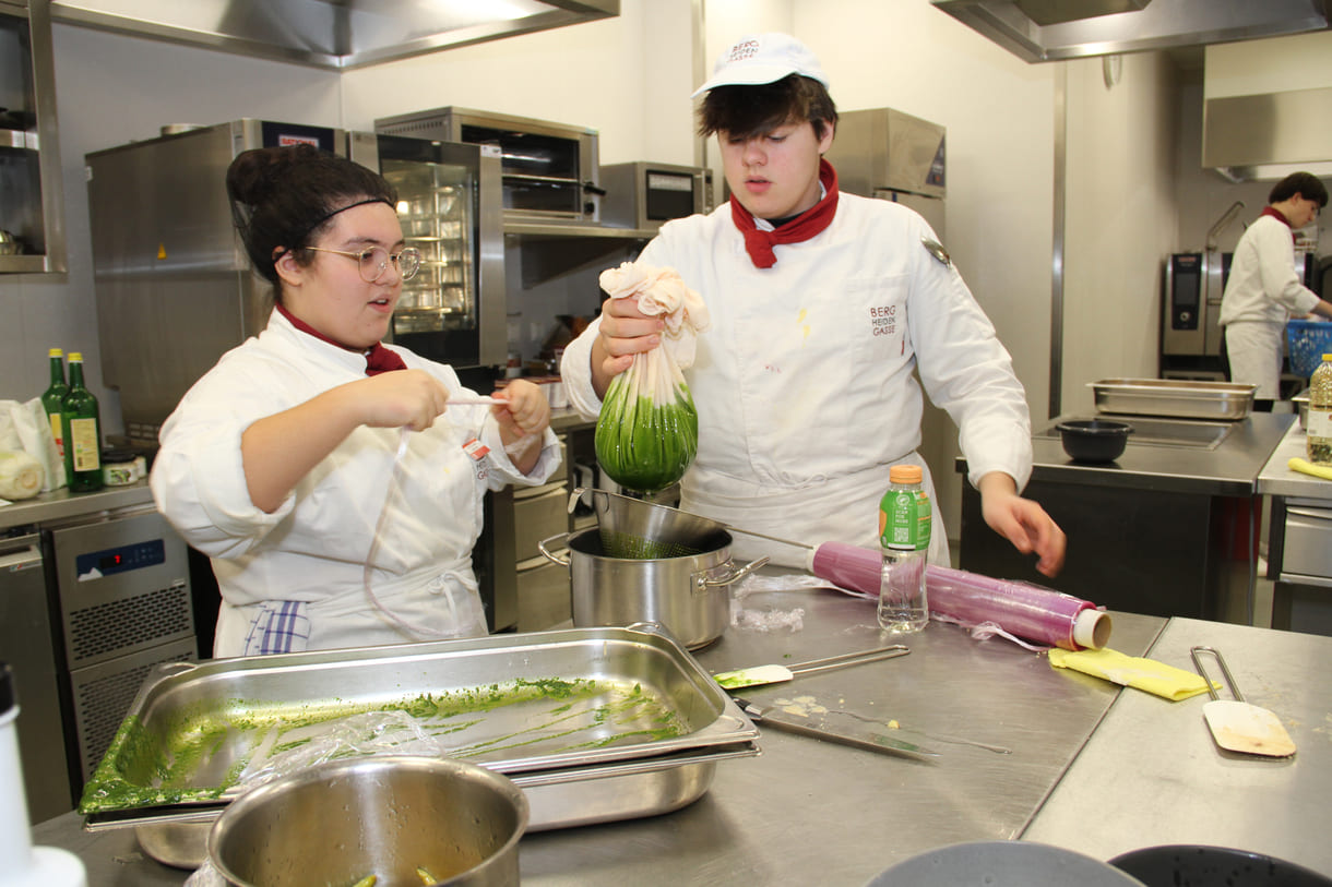 Diese grüne Sauce ist kein Spinat, sondern fein gemixgter Schnittlauch - um daraus Öl zu gewinnen