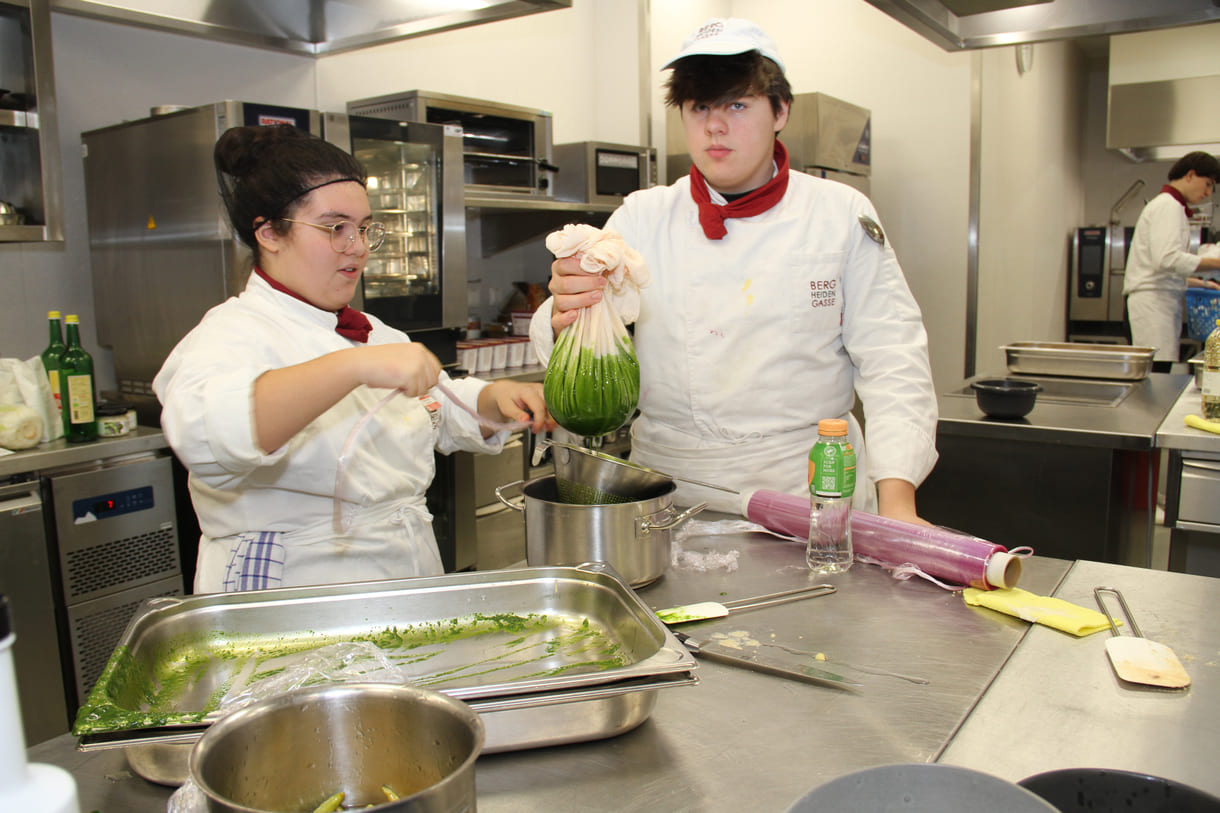 Diese grüne Sauce ist kein Spinat, sondern fein gemixgter Schnittlauch - um daraus Öl zu gewinnen
