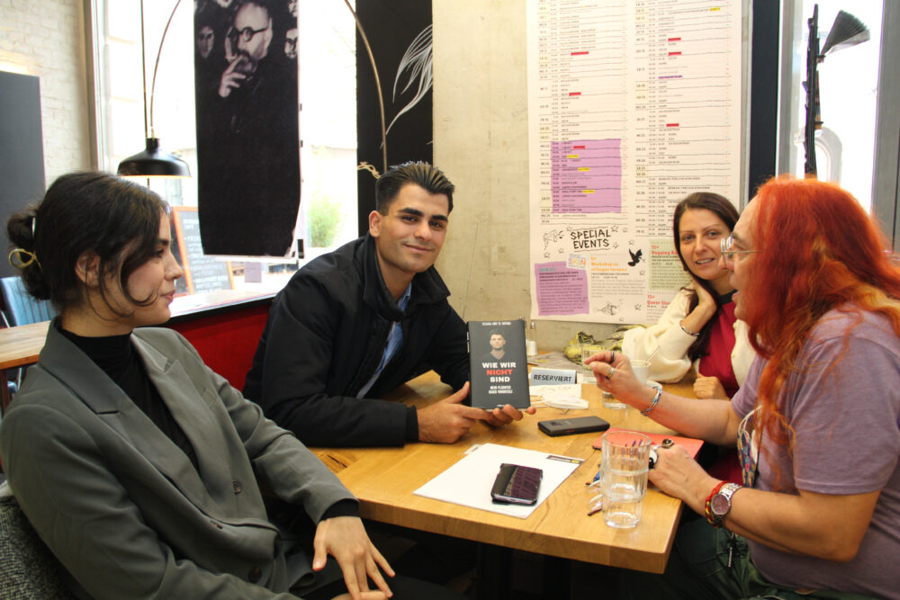Schnupper-Journalistin Fatima Kandil, Autor Osama Abu el Hosna, Anwältin Muna Duzdar und KiJuKU-Journalist Heinz Wagner