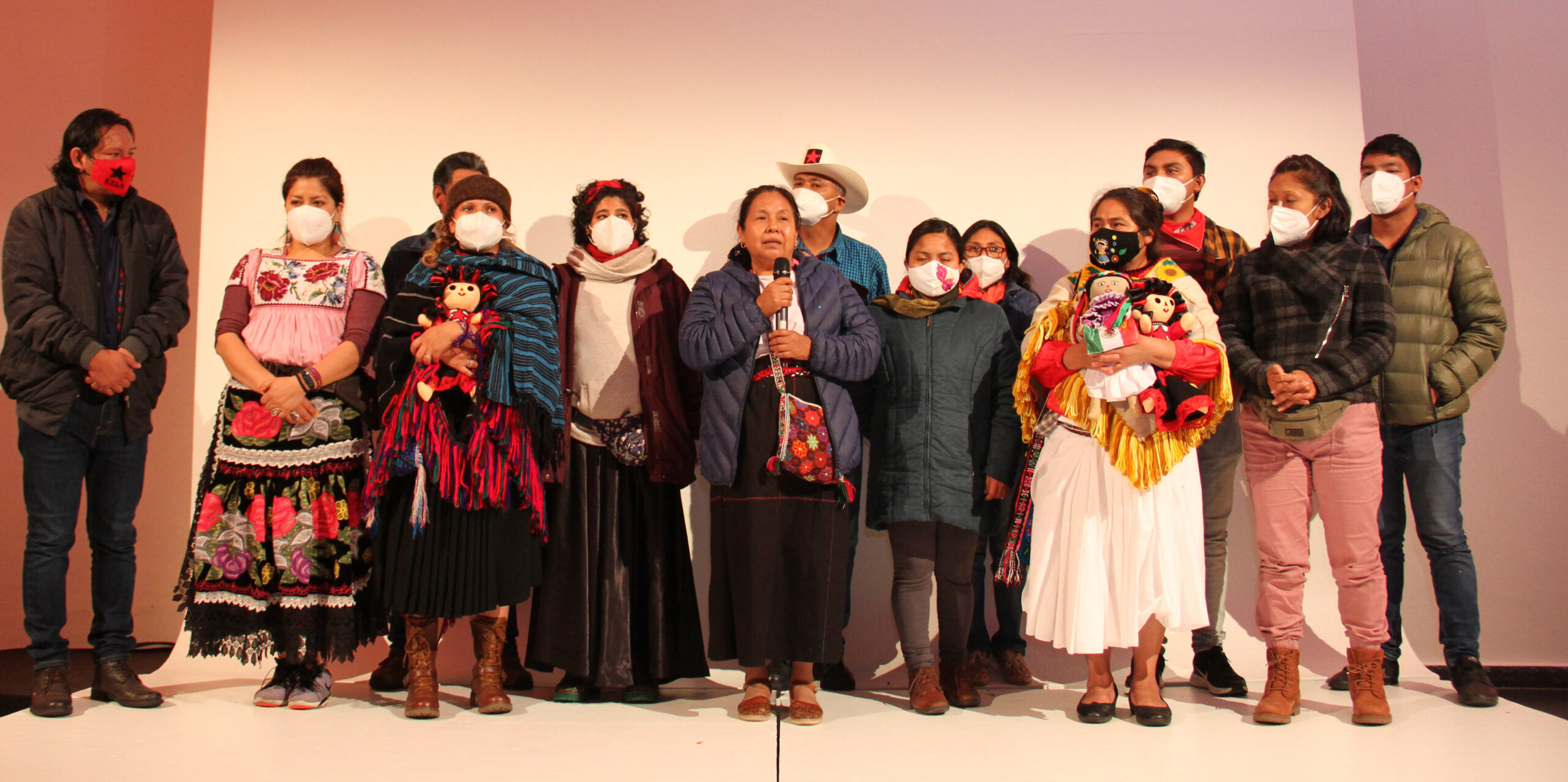 Delegation der Indigenas und Zapatistas auf der Bühne der Ovalhalle