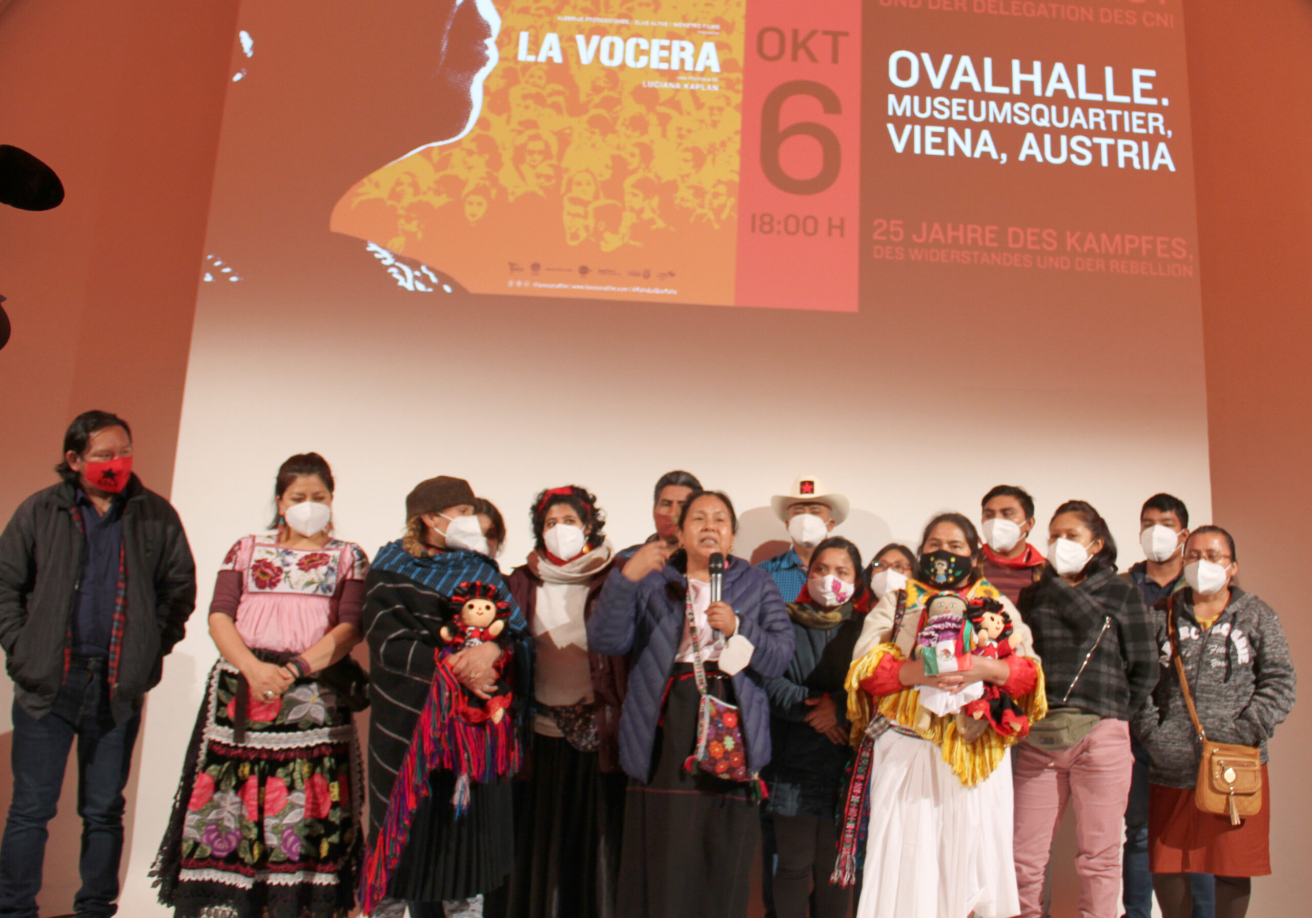 Delegation der Indigenas und Zapatistas auf der Bühne der Ovalhalle