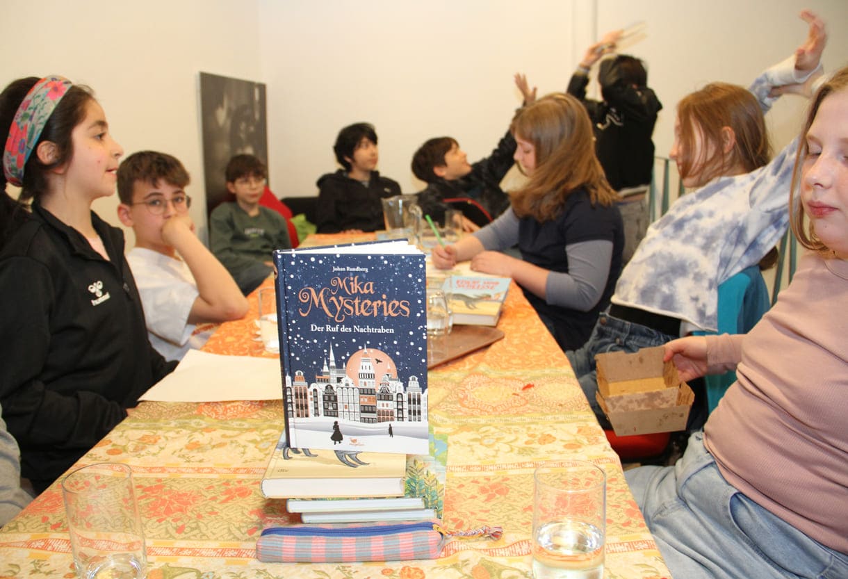 Jugendliche Lese- und Bücher-Fans diskutieren über ihre Lektüre