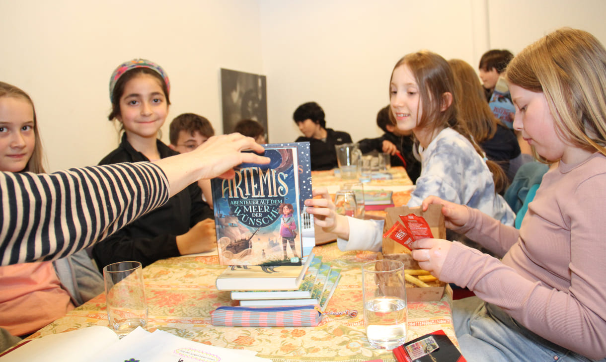 Jugendliche Lese- und Bücher-Fans diskutieren über ihre Lektüre