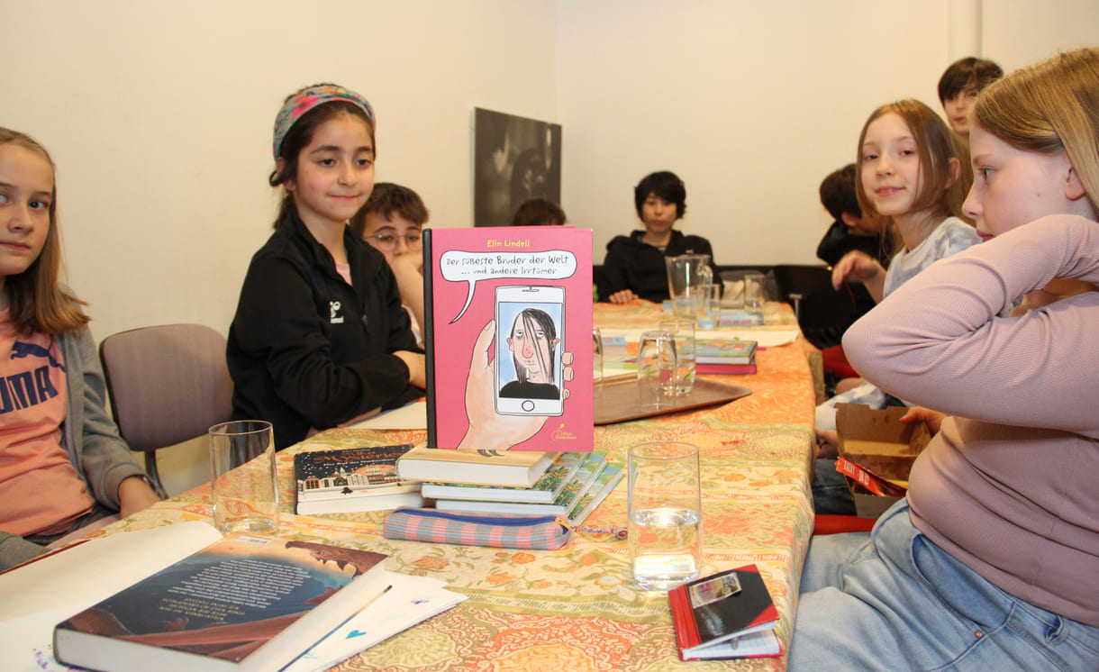 Jugendliche Lese- und Bücher-Fans diskutieren über ihre Lektüre