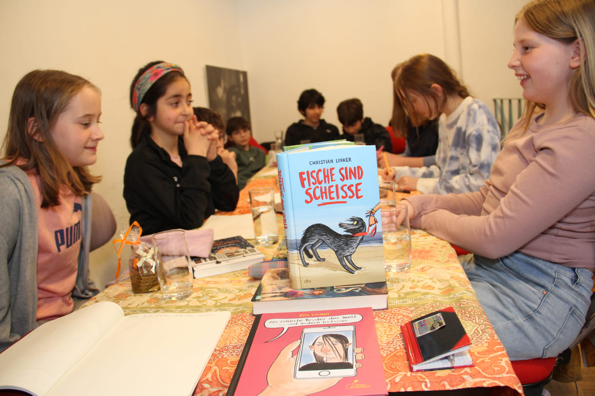Jugendliche Lese- und Bücher-Fans diskutieren über ihre Lektüre
