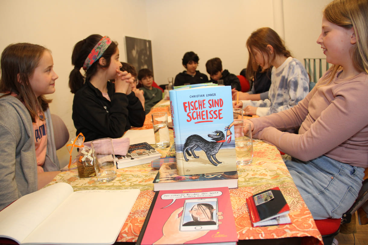 Jugendliche Lese- und Bücher-Fans diskutieren über ihre Lektüre