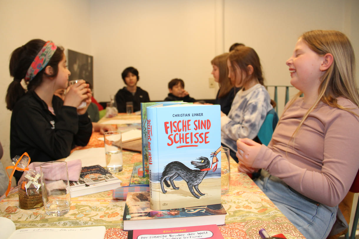 Jugendliche Lese- und Bücher-Fans diskutieren über ihre Lektüre