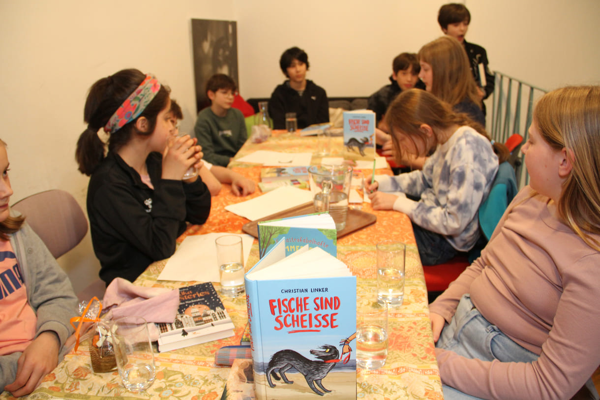 Jugendliche Lese- und Bücher-Fans diskutieren über ihre Lektüre