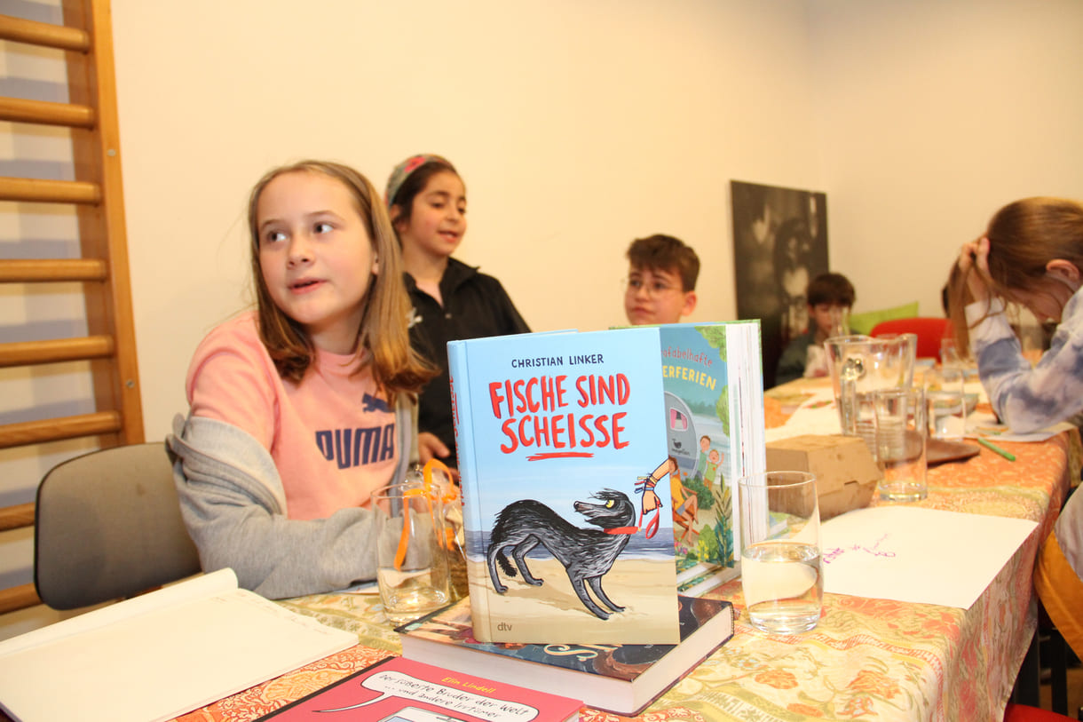 Jugendliche Lese- und Bücher-Fans diskutieren über ihre Lektüre