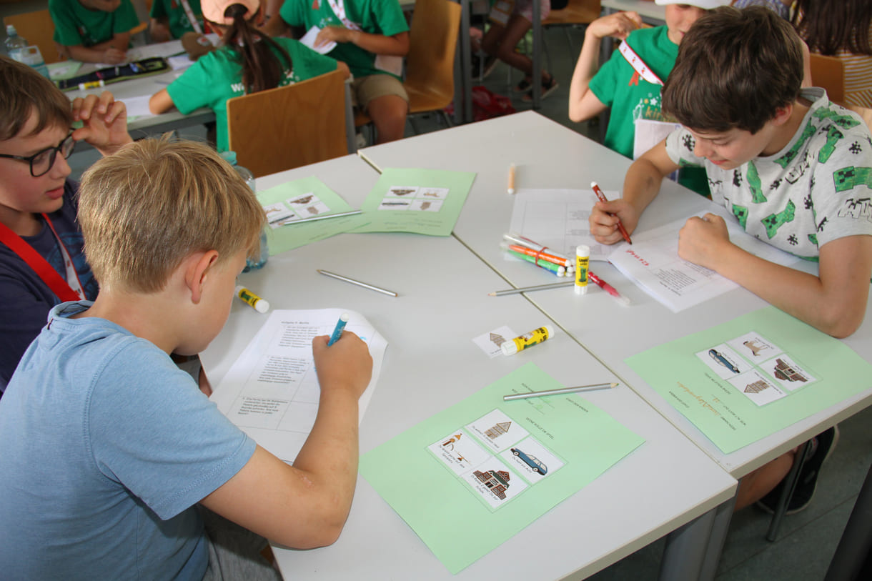 Gruppenarbeit mit Schulaufgaben