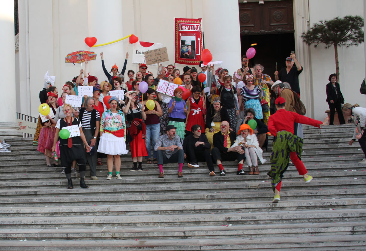 Abschließendes Gruppenfoto aller Clown:innen auf den Stufen hinauf zur Karlskirche (Wien)