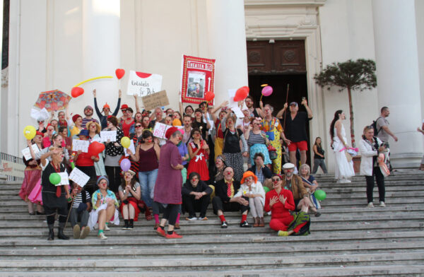 Abschließendes Gruppenfoto aller Clown:innen auf den Stufen hinauf zur Karlskirche (Wien)