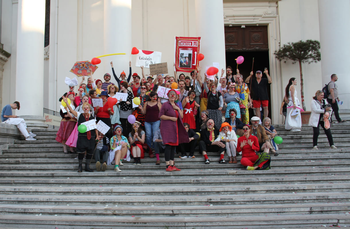 Abschließendes Gruppenfoto aller Clown:innen auf den Stufen hinauf zur Karlskirche (Wien)