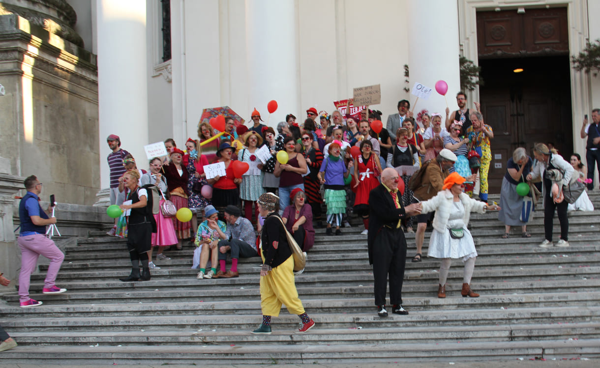 Abschließendes Gruppenfoto aller Clown:innen auf den Stufen hinauf zur Karlskirche (Wien)