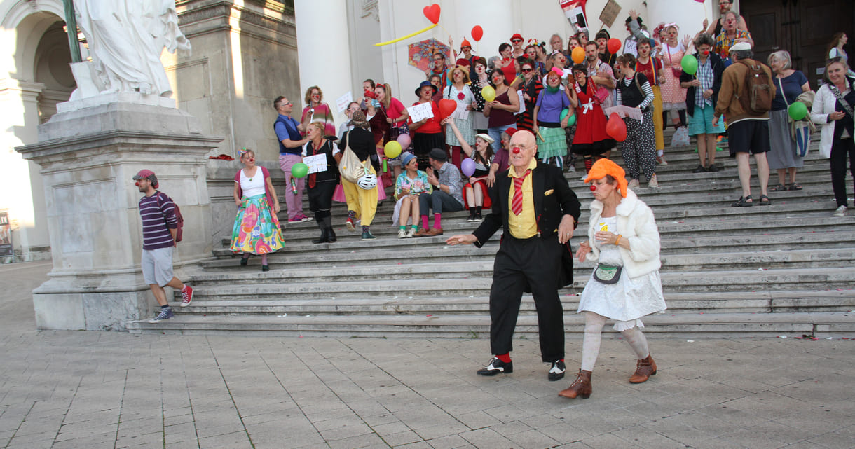 Abschließendes Gruppenfoto aller Clown:innen auf den Stufen hinauf zur Karlskirche (Wien)