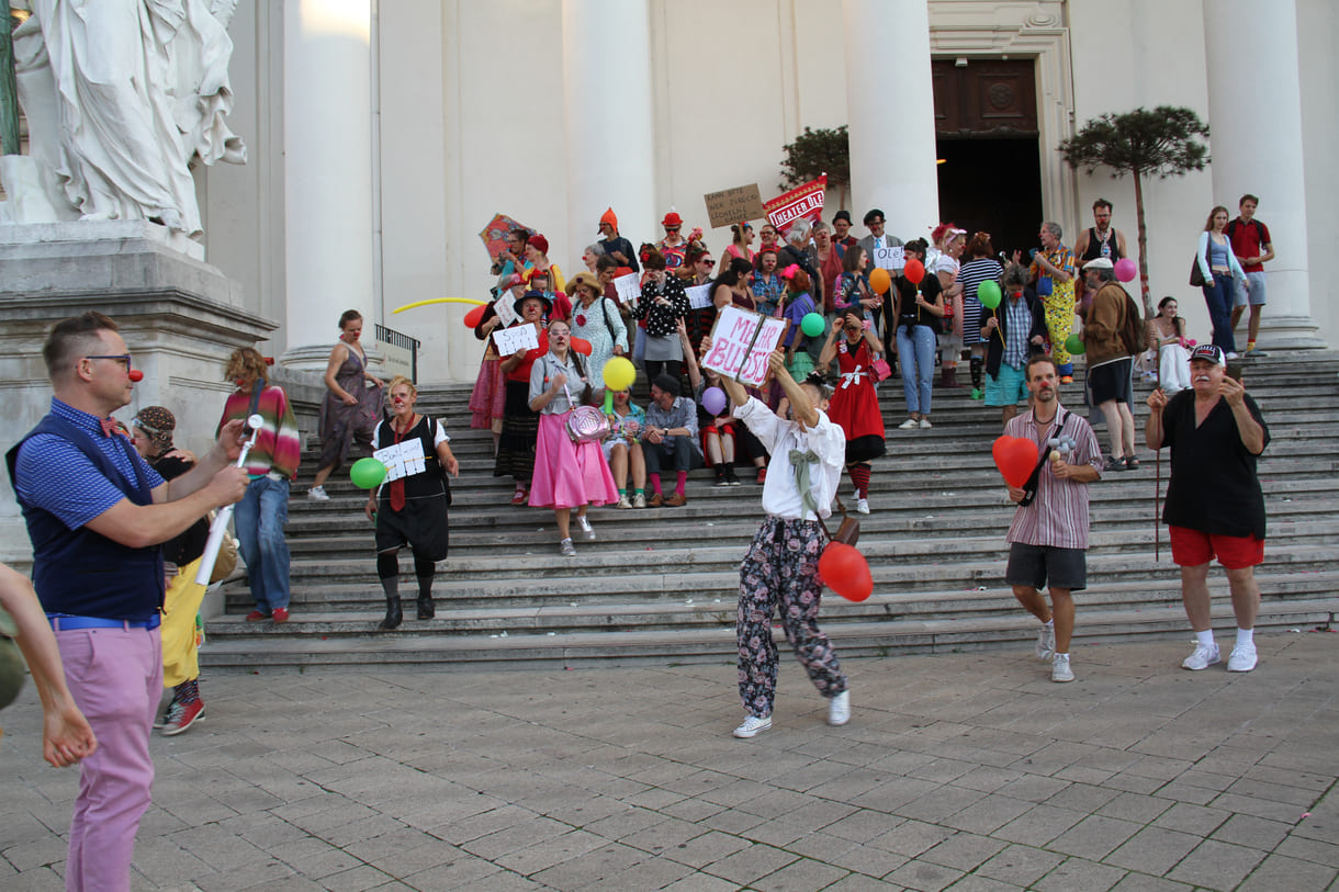 Abschließendes Gruppenfoto aller Clown:innen auf den Stufen hinauf zur Karlskirche (Wien)