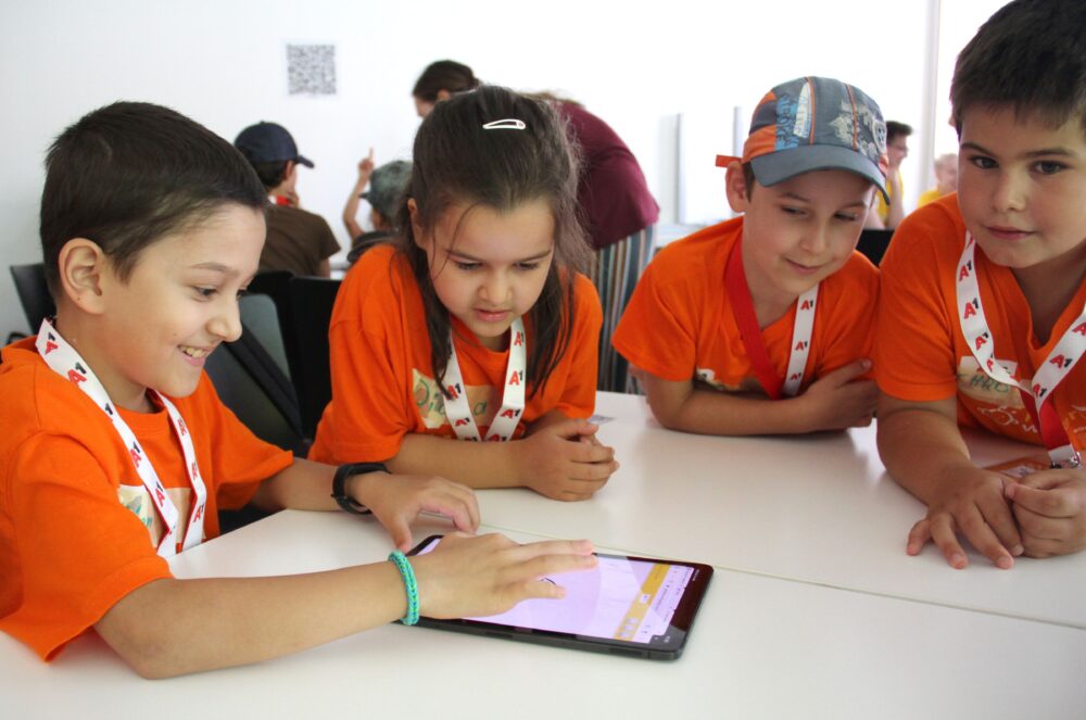 In Gruppen zeichnen Kinder am Tablet in einem Programm, das lernt, Objekte schnell zu erkennen