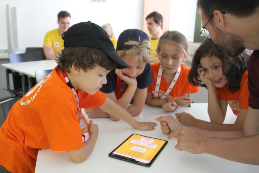 In Gruppen zeichnen Kinder am Tablet in einem Programm, das lernt, Objekte schnell zu erkennen