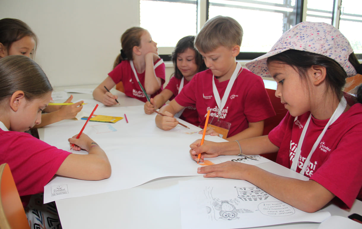 Meist in Gruppen zeichnen und schreiben Kinderuni-Studierende Ideen für die Weiterentwicklung von Tapir Fridolins Kaufmannsladen