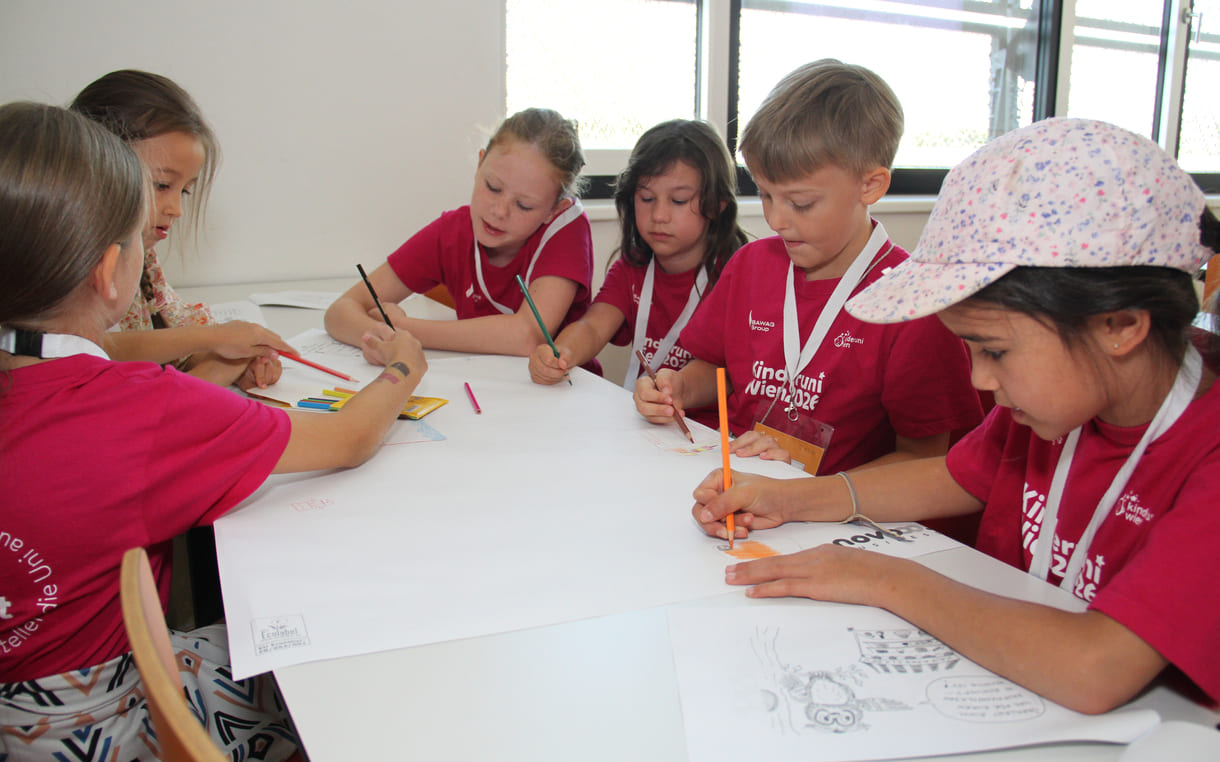Meist in Gruppen zeichnen und schreiben Kinderuni-Studierende Ideen für die Weiterentwicklung von Tapir Fridolins Kaufmannsladen