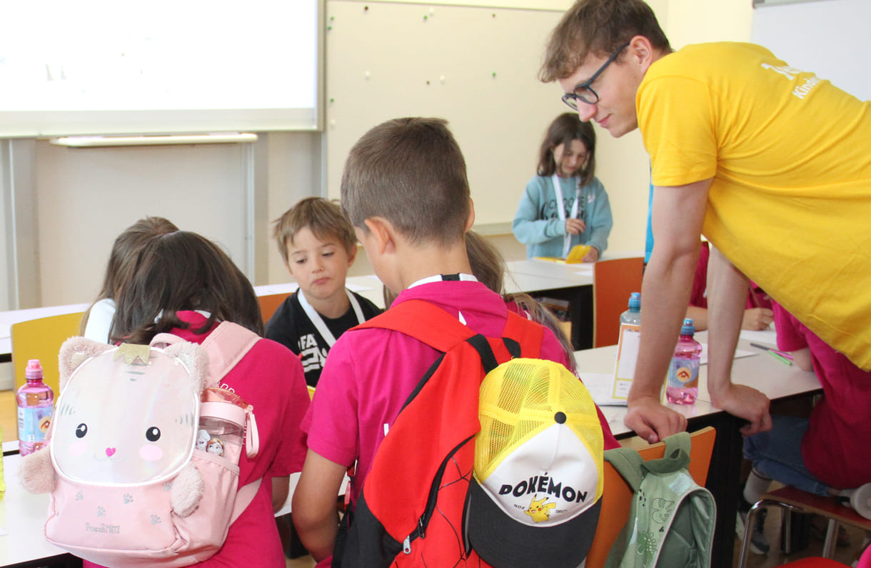 Meist in Gruppen zeichnen und schreiben Kinderuni-Studierende Ideen für die Weiterentwicklung von Tapir Fridolins Kaufmannsladen