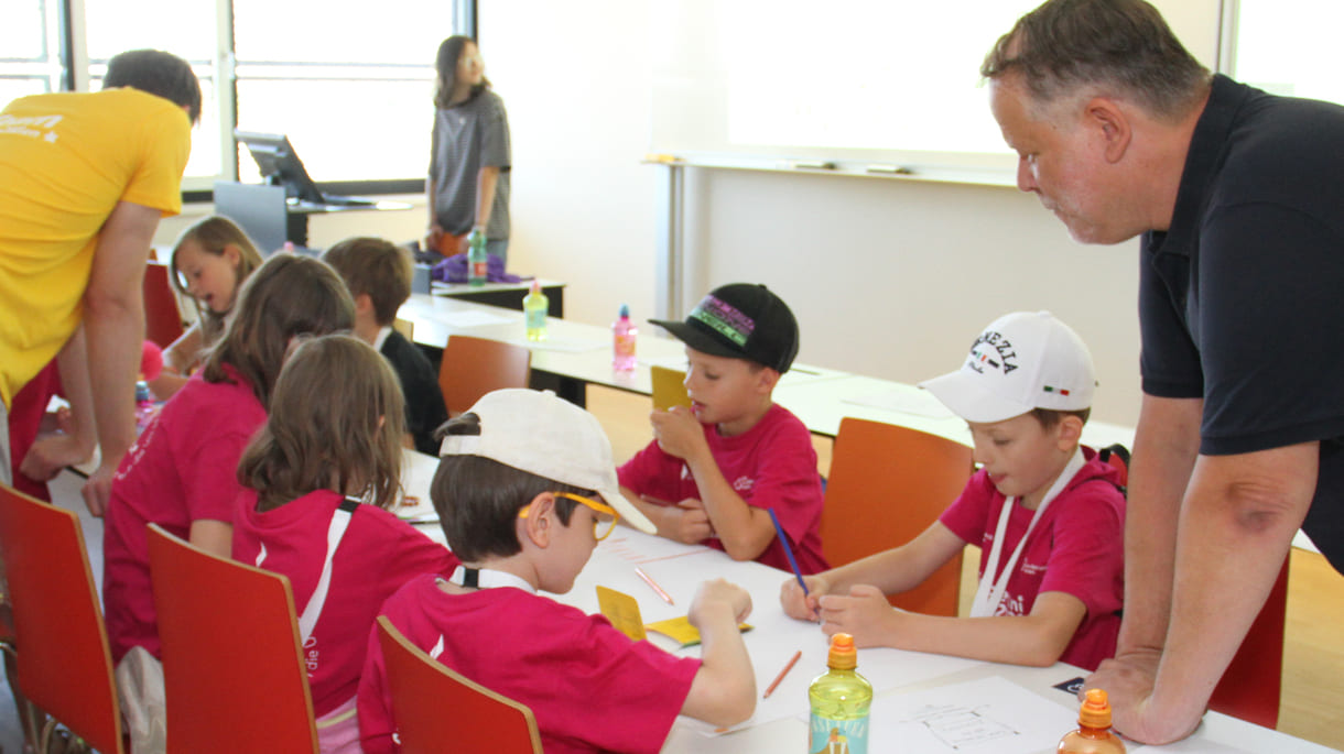 Meist in Gruppen zeichnen und schreiben Kinderuni-Studierende Ideen für die Weiterentwicklung von Tapir Fridolins Kaufmannsladen