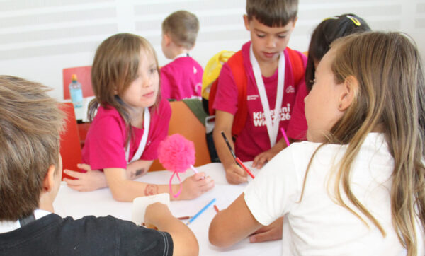 Meist in Gruppen zeichnen und schreiben Kinderuni-Studierende Ideen für die Weiterentwicklung von Tapir Fridolins Kaufmannsladen