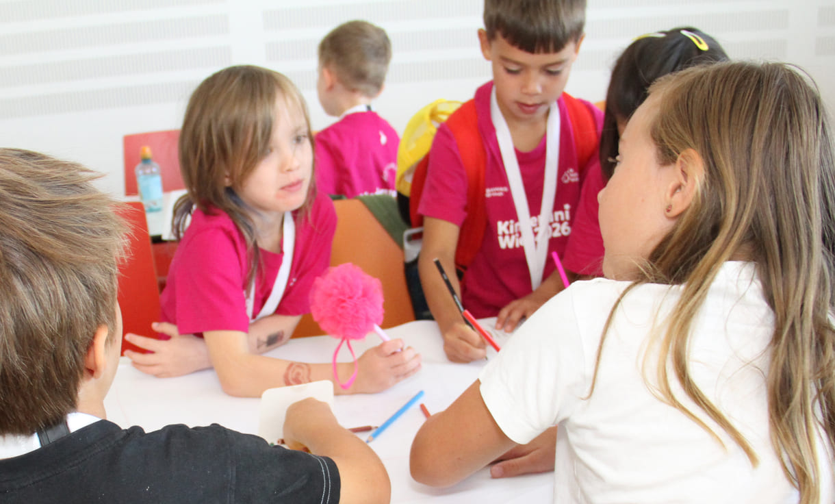 Meist in Gruppen zeichnen und schreiben Kinderuni-Studierende Ideen für die Weiterentwicklung von Tapir Fridolins Kaufmannsladen