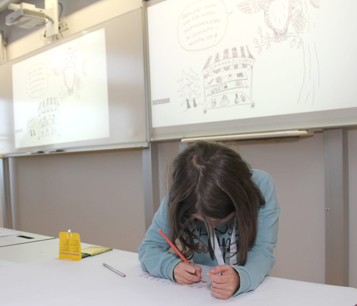 Meist in Gruppen zeichnen und schreiben Kinderuni-Studierende Ideen für die Weiterentwicklung von Tapir Fridolins Kaufmannsladen