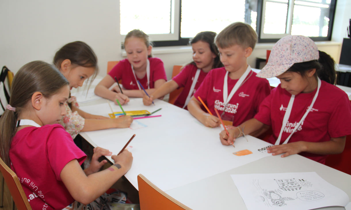 Meist in Gruppen zeichnen und schreiben Kinderuni-Studierende Ideen für die Weiterentwicklung von Tapir Fridolins Kaufmannsladen