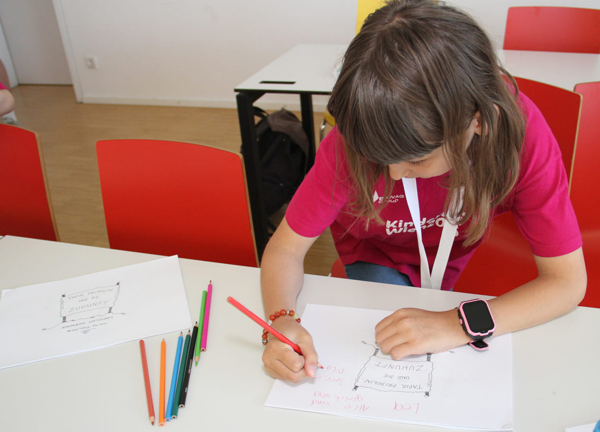 Meist in Gruppen zeichnen und schreiben Kinderuni-Studierende Ideen für die Weiterentwicklung von Tapir Fridolins Kaufmannsladen