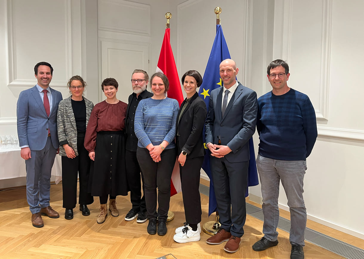 Bildungsminister Christoph Wiederlehr mit den bei der Medien-Präsentation anwesenden Co-Autor:innen der Studie: Elisa Lehnerer, Jasmin Mersits-Linzer, Gregor Jöstl, Katharina Meusburger, Martina Ott, Nikolaus Janovsky, Paul Resinger
