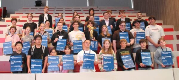 Gruppenfoto aller Preisträger:innen, die nach Linz kommen konnten