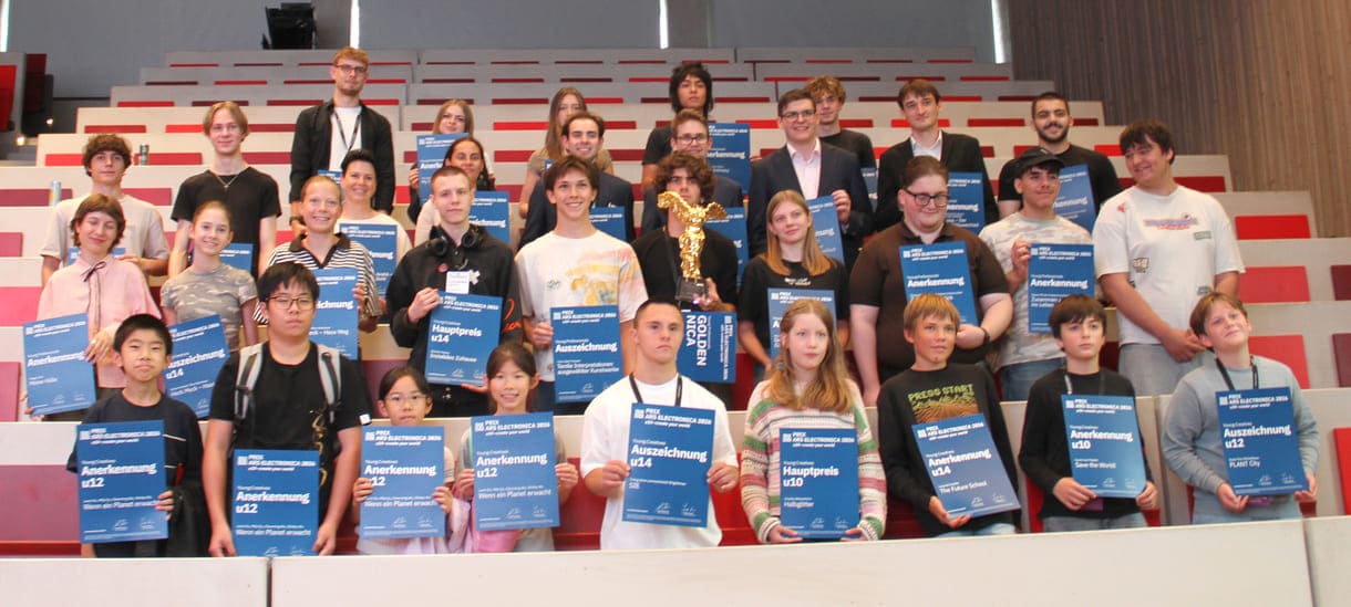 Gruppenfoto aller Preisträger:innen, die nach Linz kommen konnten
