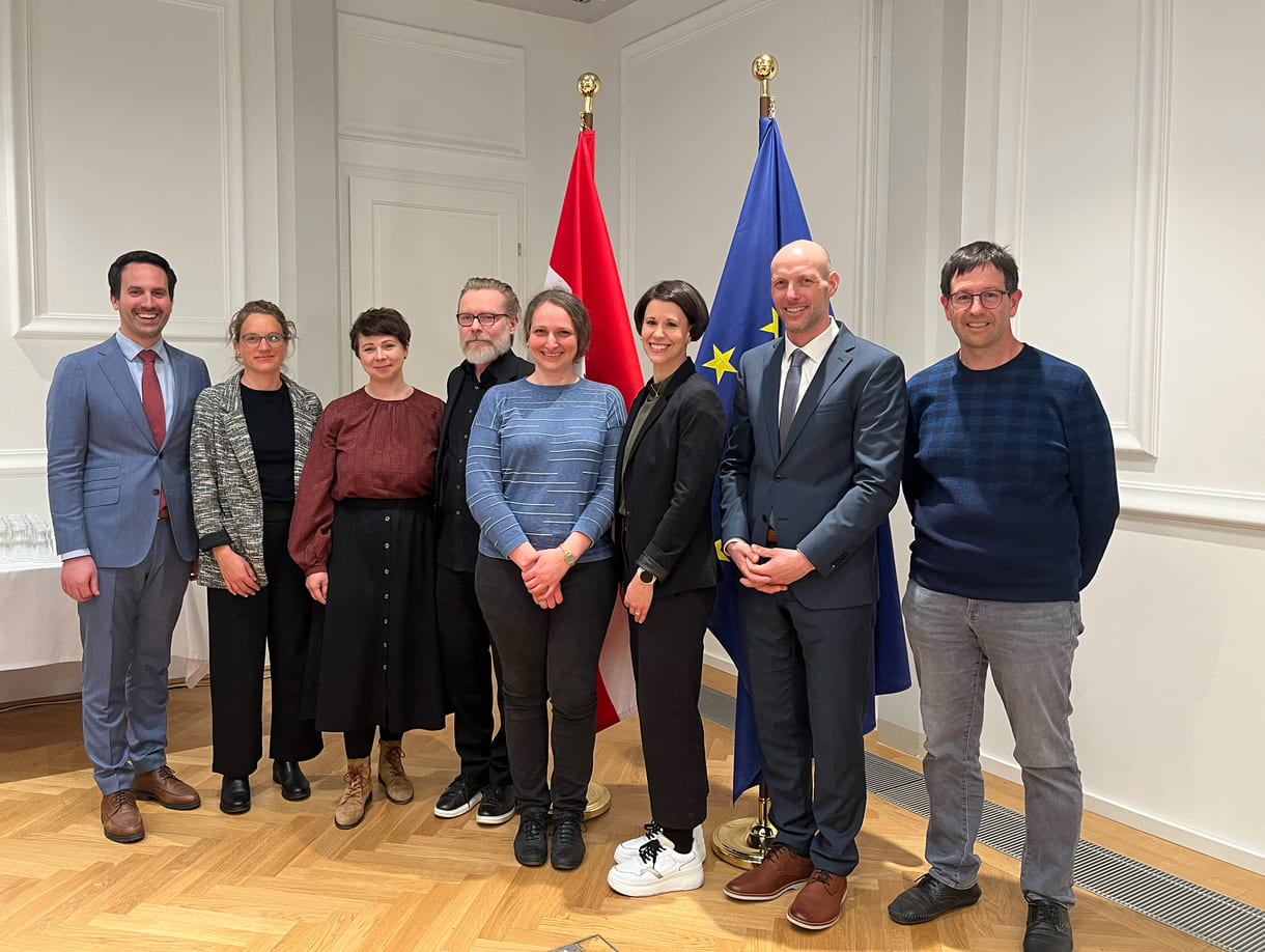 Bildungsminister Christoph Wiederlehr mit den bei der Medien-Präsentation anwesenden Co-Autor:innen der Studie: Elisa Lehnerer, Jasmin Mersits-Linzer, Gregor Jöstl, Katharina Meusburger, Martina Ott, Nikolaus Janovsky, Paul Resinger