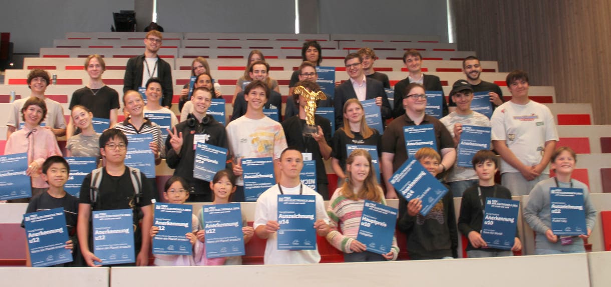 Gruppenfoto aller Preisträger:innen, die nach Linz kommen konnten
