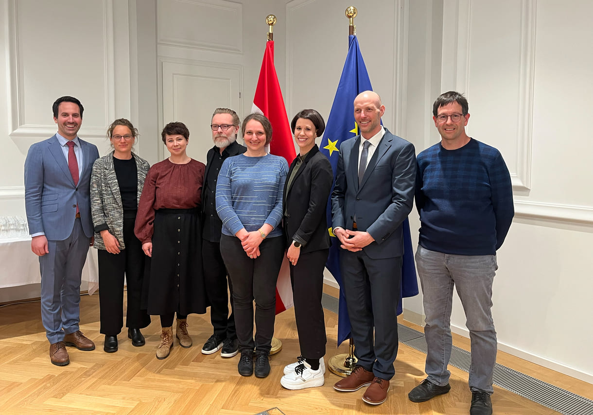 Bildungsminister Christoph Wiederlehr mit den bei der Medien-Präsentation anwesenden Co-Autor:innen der Studie: Elisa Lehnerer, Jasmin Mersits-Linzer, Gregor Jöstl, Katharina Meusburger, Martina Ott, Nikolaus Janovsky, Paul Resinger