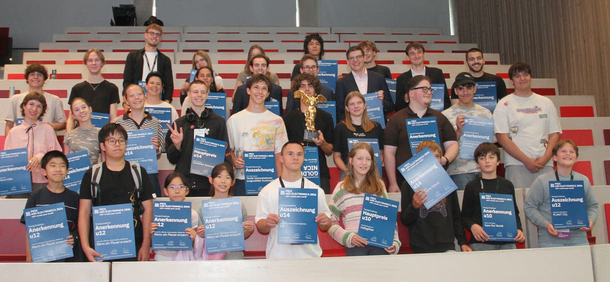 Gruppenfoto aller Preisträger:innen, die nach Linz kommen konnten