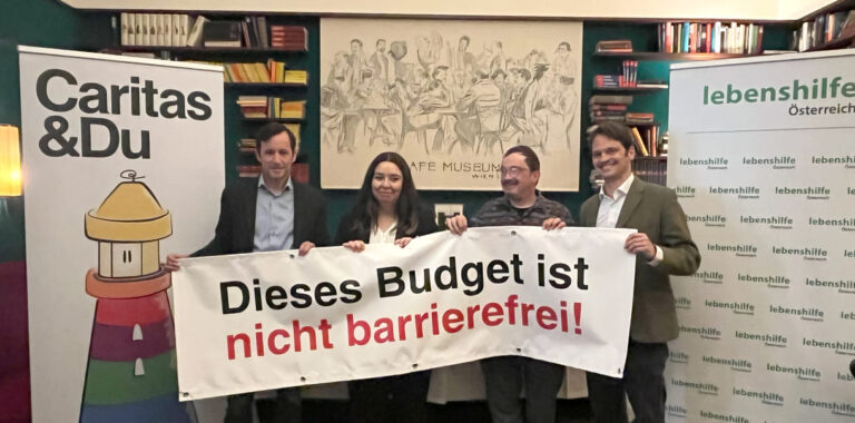 Klaus Schwertner, Selin Sahinci, Thomas Baumgartner, Philippe Narval mit Transparent "Dieses Budget ist nicht barrierfrei!"