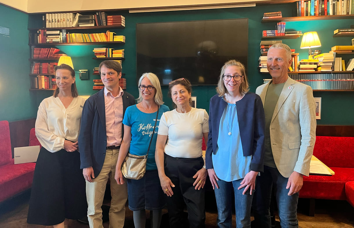 Das Podium des Mediengesprächs in einem Gruppenfoto: Von links nach rechts: Anna Parr (Generalsekretärin Caritas Österreich), Philippe Narval (Generalsekretär Lebenshilfe Österreich), Roberta Rastl (Pressesprecherin der Diakonie Österreich), Lina Kasapoğlu (Inhaberin Café Insieme in Schwaz, Tirol), Verena Köll (Arbeitnehmerin im Café Insieme), Andreas Jesse (Vorstand dabei-austria, Geschäftsführer autArK)