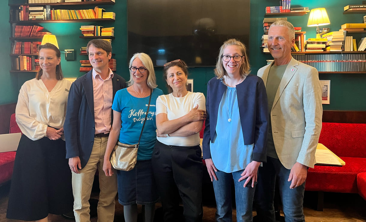 Das Podium des Mediengesprächs in einem Gruppenfoto: Von links nach rechts: Anna Parr (Generalsekretärin Caritas Österreich), Philippe Narval (Generalsekretär Lebenshilfe Österreich), Roberta Rastl (Pressesprecherin der Diakonie Österreich), Lina Kasapoğlu (Inhaberin Café Insieme in Schwaz, Tirol), Verena Köll (Arbeitnehmerin im Café Insieme), Andreas Jesse (Vorstand dabei-austria, Geschäftsführer autArK)