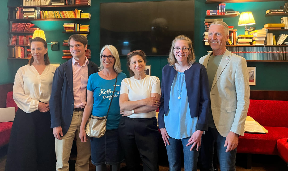 Das Podium des Mediengesprächs in einem Gruppenfoto: Von links nach rechts: Anna Parr (Generalsekretärin Caritas Österreich), Philippe Narval (Generalsekretär Lebenshilfe Österreich), Roberta Rastl (Pressesprecherin der Diakonie Österreich), Lina Kasapoğlu (Inhaberin Café Insieme in Schwaz, Tirol), Verena Köll (Arbeitnehmerin im Café Insieme), Andreas Jesse (Vorstand dabei-austria, Geschäftsführer autArK)