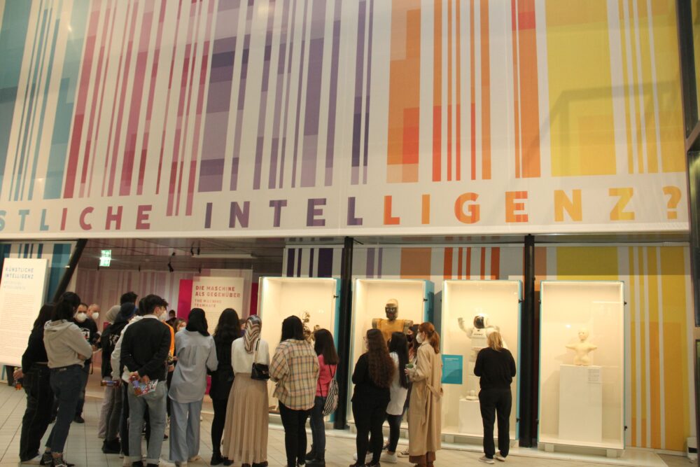 Klassenführung durch die Ausstellung Künstliche Intelligenz