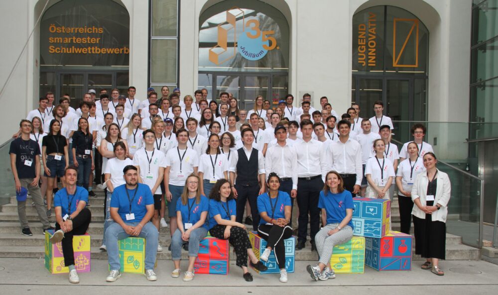 Großgruppenfoto (fast) aller Finalist:innen, Lehrpersonen und Jugend-innovativ-Teammitglieder