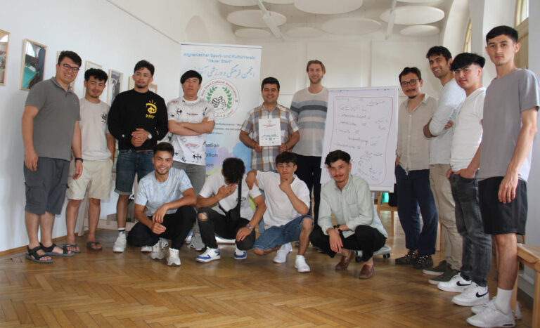 Gruppenfoto der (meisten) Teilnehmer - und Workshopleiter - der interkulturellen "Tandem"-Trainings